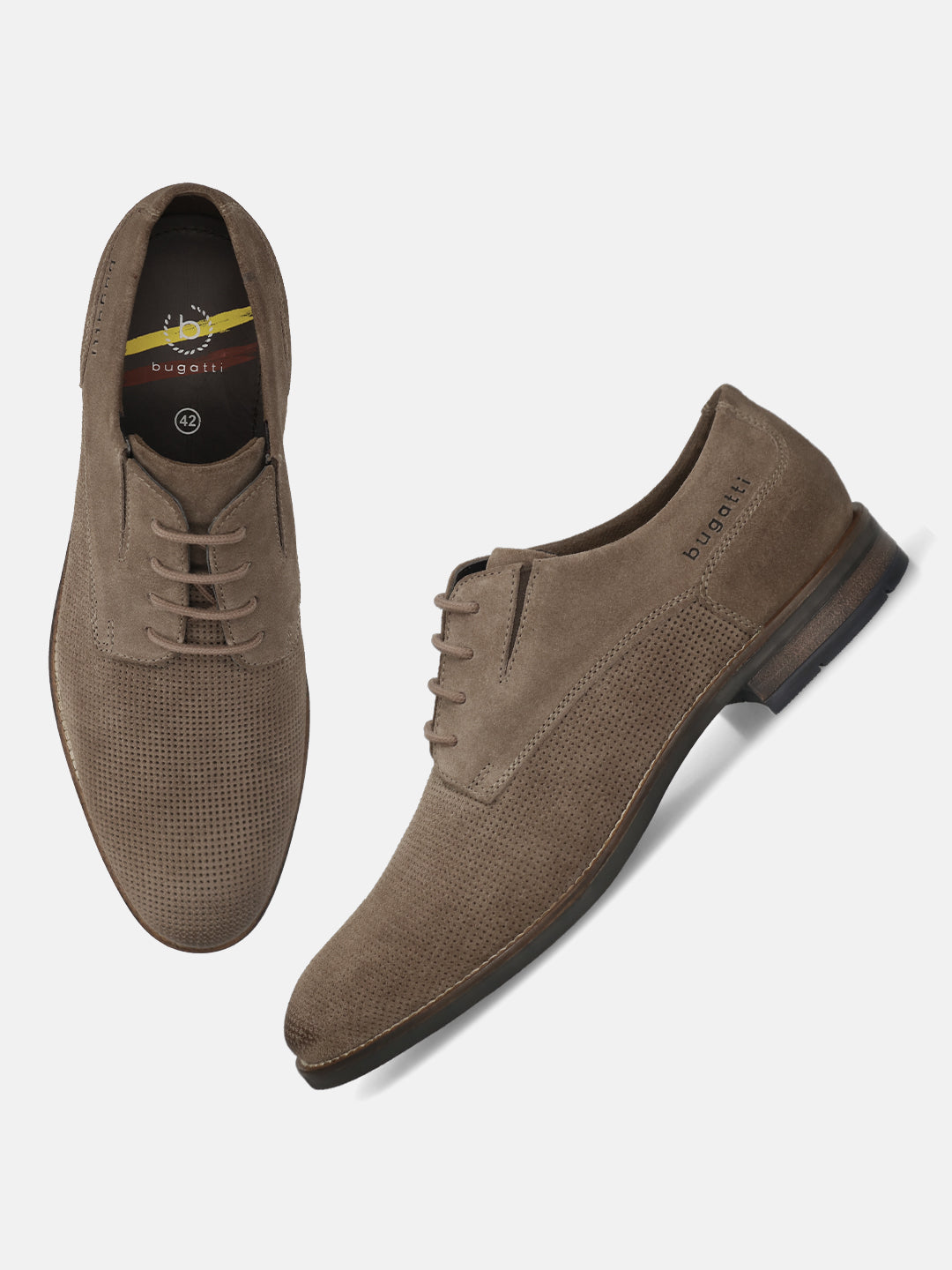 Men's Bugatti derby beige leather shoes with a pointed toe and plain toe featuring a moulded heel , a tpr outsole , and laces fastening.