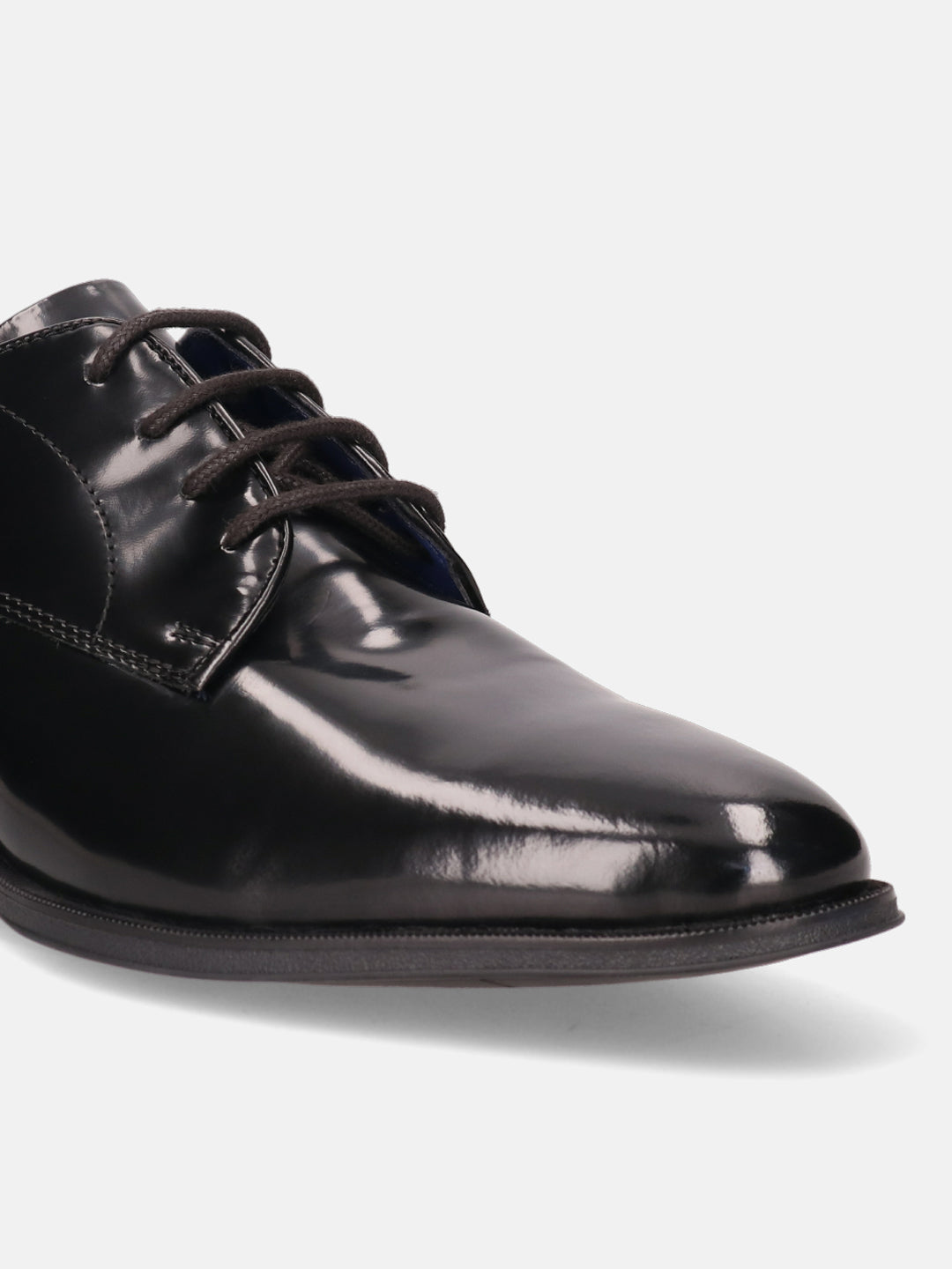 A black Men's bugatti Derby featuring a pointed toe plain toe, stacked heel. Made from premium genuine leather with a durable tpr outsole, this laces design offers both style and comfort.
