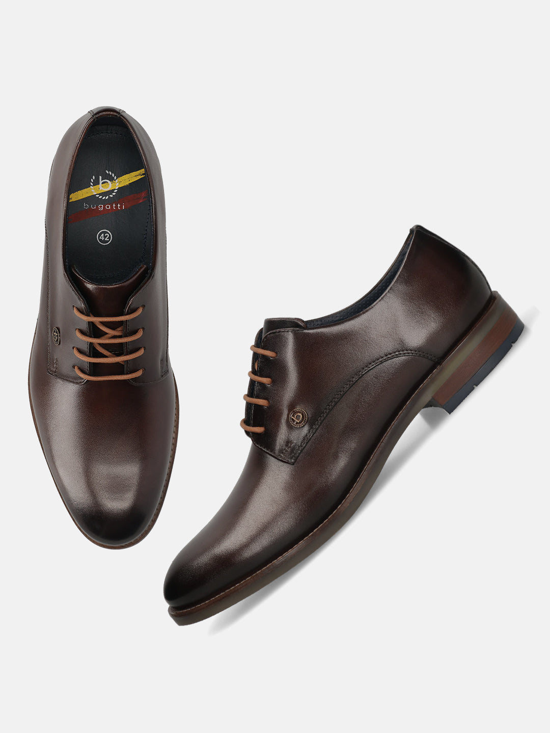 Men's Bugatti derby brown leather shoes with a round toe and plain toe featuring a moulded heel , a tpr outsole , and laces fastening.