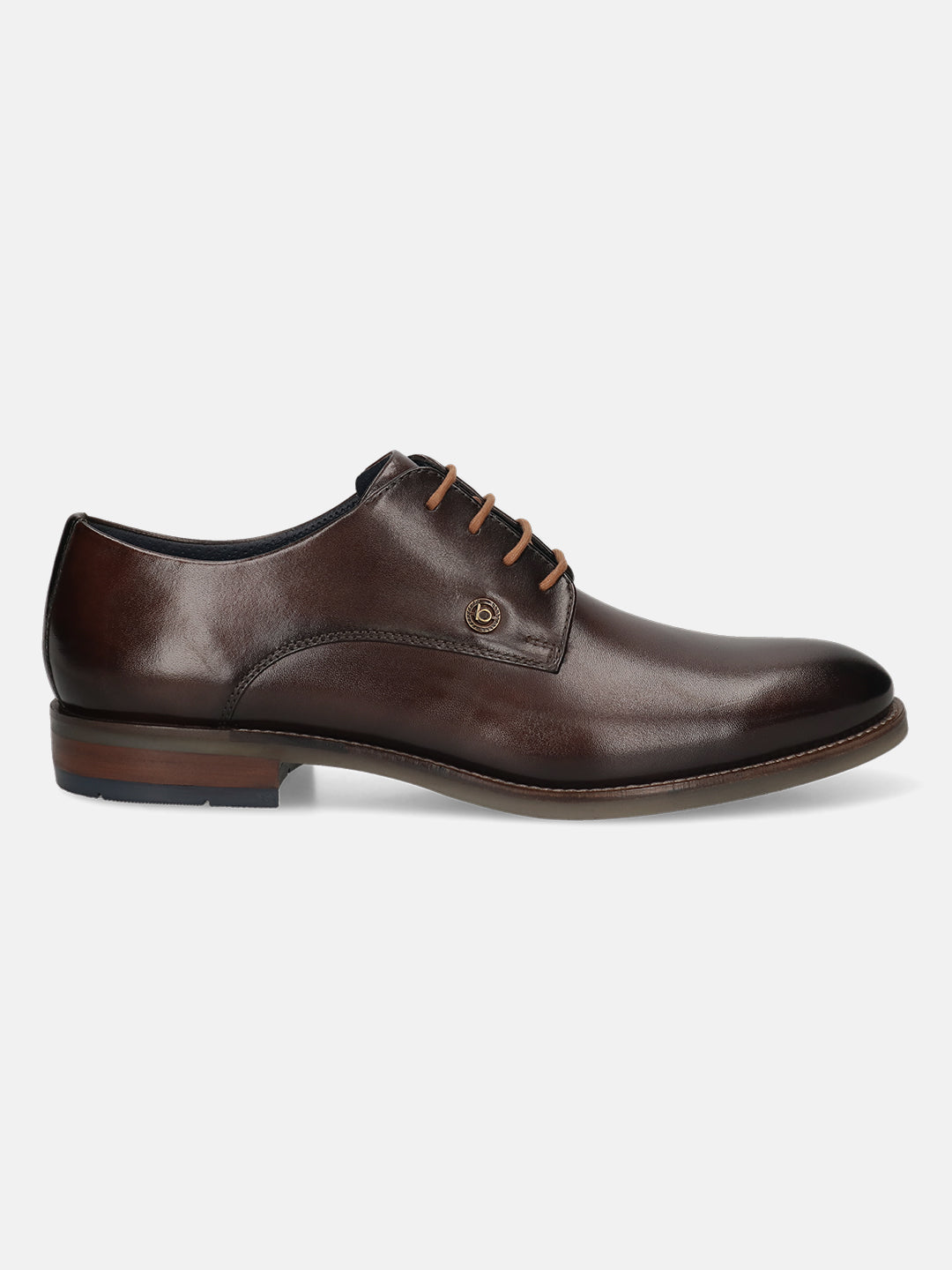 Men's Bugatti derby brown leather shoes with a round toe and plain toe featuring a moulded heel , a tpr outsole , and laces fastening.