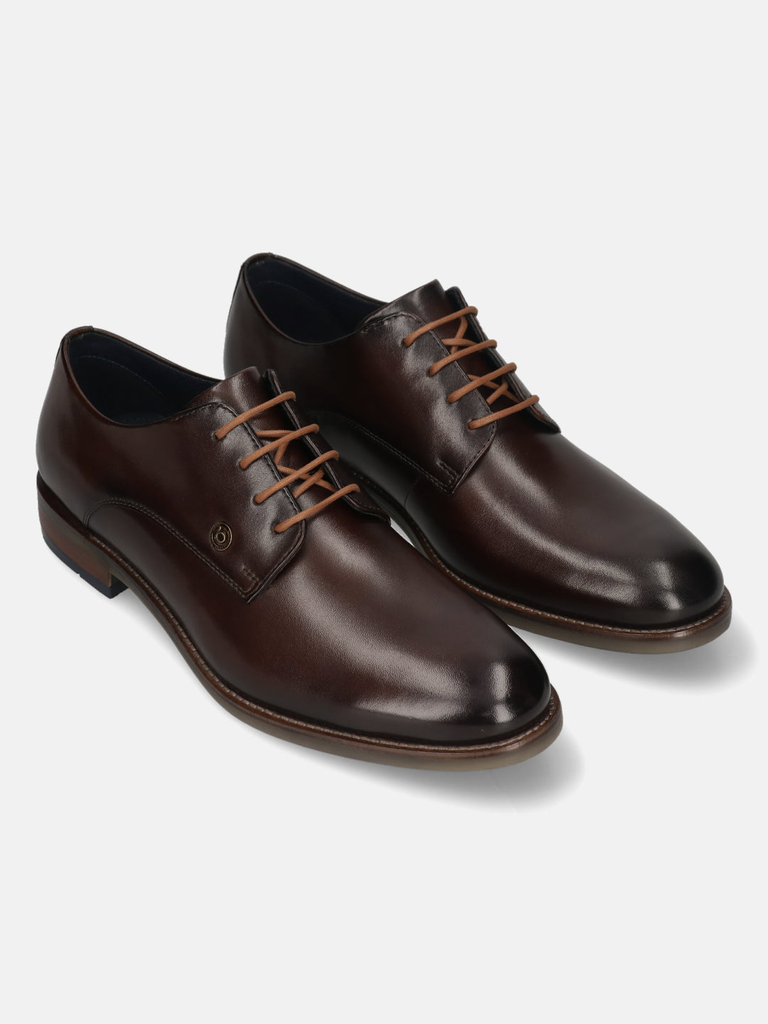 Men's Bugatti derby brown leather shoes with a round toe and plain toe featuring a moulded heel , a tpr outsole , and laces fastening.