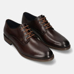 Men's Bugatti derby brown leather shoes with a round toe and plain toe featuring a moulded heel , a tpr outsole , and laces fastening.