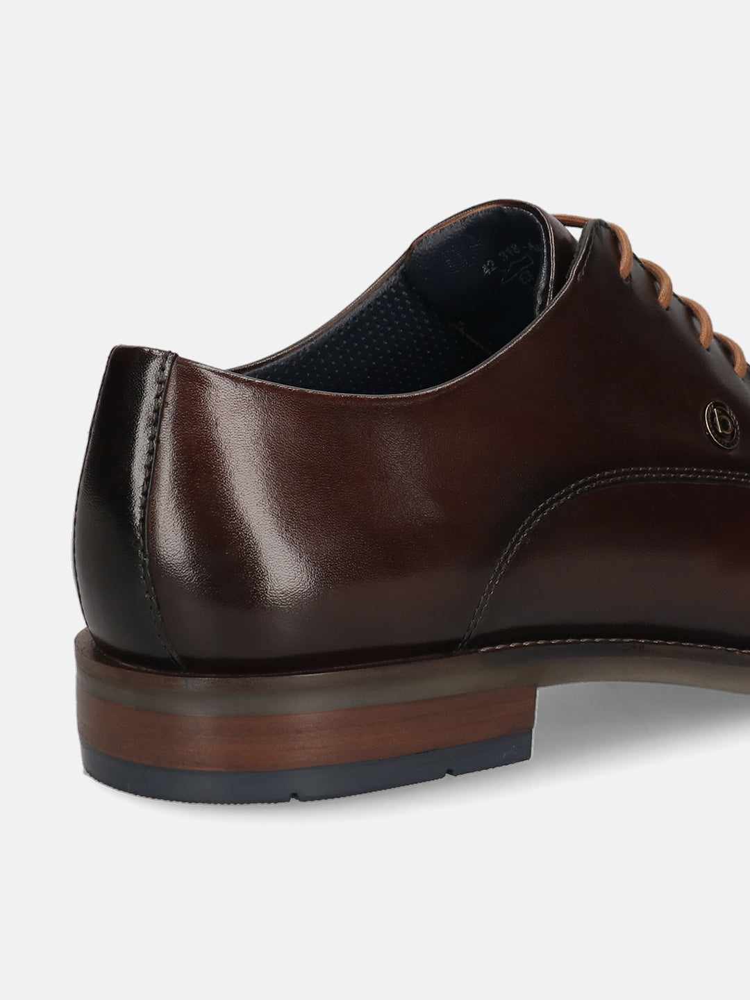 Men's Bugatti derby brown leather shoes with a round toe and plain toe featuring a moulded heel , a tpr outsole , and laces fastening.